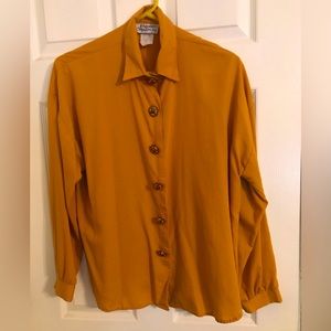 Woman’s button down blouse.Size 16-18